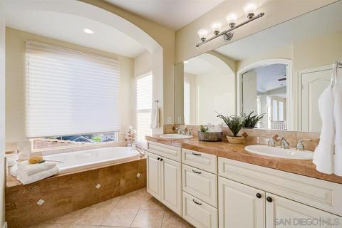 931 Candlelight Pl # -a, La Jolla, CA 92037 photo 45