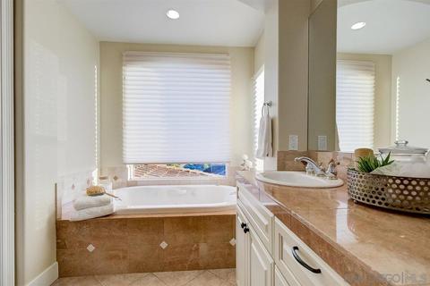 931 Candlelight Pl # -a, La Jolla, CA 92037 photo 49