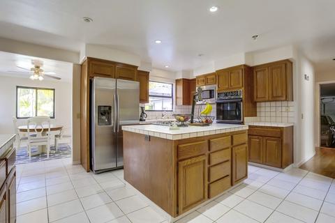 855 Sugarbush Dr, Vista, CA 92084 photo 10