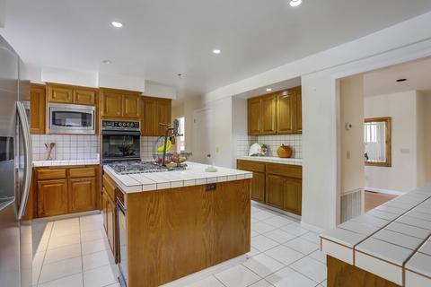 855 Sugarbush Dr, Vista, CA 92084 photo 9