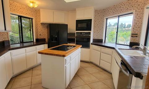 1601 Mesa Verde Dr, Vista, CA 92084 photo 2