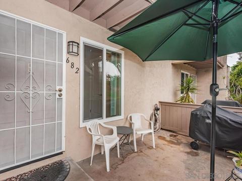 682 Ascot Dr, Vista, CA 92083 photo 2