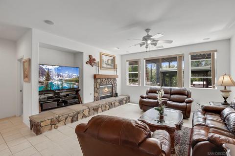 455 Adelaide Gln, Escondido, CA 92026 photo 4