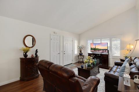 702 Nob Cir, Vista, CA 92084 photo 2