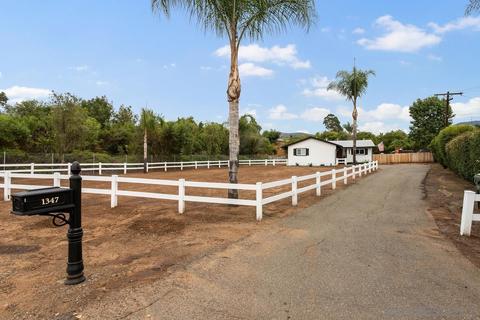 1347 Warmlands Ave, Vista, CA 92084 photo 2