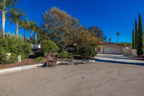 446 Crestcourt Ln, Fallbrook, CA 92028 photo 2