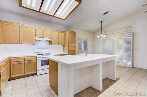 29556 Platanus Dr, Escondido, CA 92026 photo 2