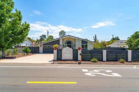 806 Cypress Dr, Vista, CA 92084 photo 2
