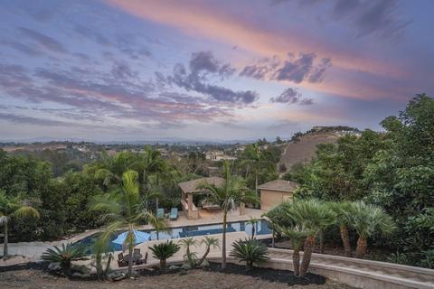 837 Del Valle Dr, Fallbrook, CA 92028 photo 2