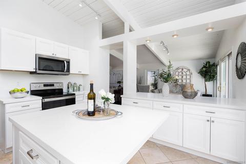 8518 Sugarman Dr, La Jolla, CA 92037 photo 9