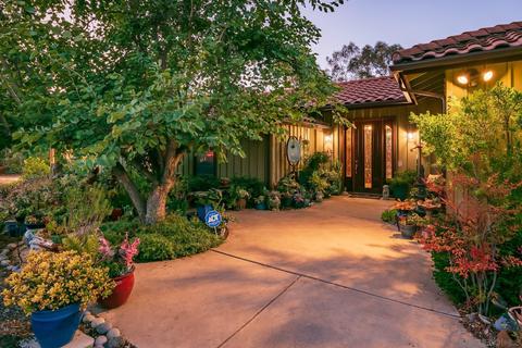 25909 Kornblum Dr, Escondido, CA 92026 photo 2