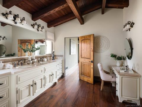 7682 Hillside Dr, La Jolla, CA 92037 photo 9