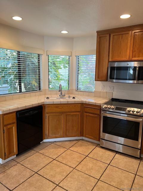 415 Dohrmann Ln, Pinole, CA 94564 photo 4