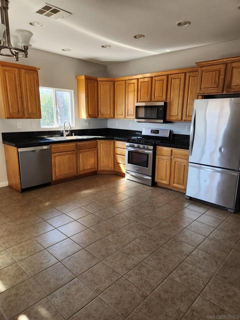 1192 Viking Pl, Escondido, CA 92027 photo 4