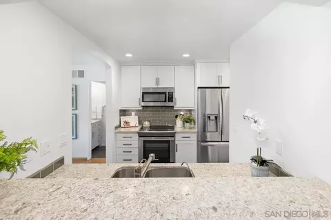 8272 Gilman Dr #24, La Jolla, CA 92037 photo 2