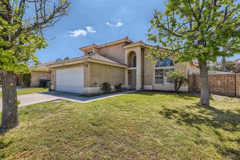 1050 Peacock Dr, San Jacinto, CA 92583