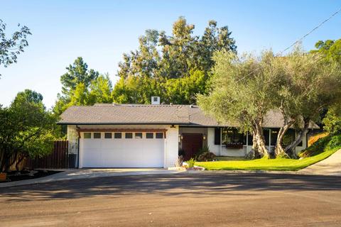 145 Bellerive Ct, Vista, CA 92084