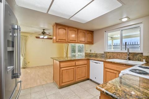 3817 Cinnamon Way, Oceanside, CA 92057 photo 2