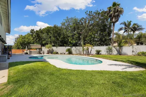 672 Crescent Ln, Vista, CA 92084 photo 4