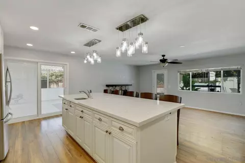 672 Crescent Ln, Vista, CA 92084 photo 9