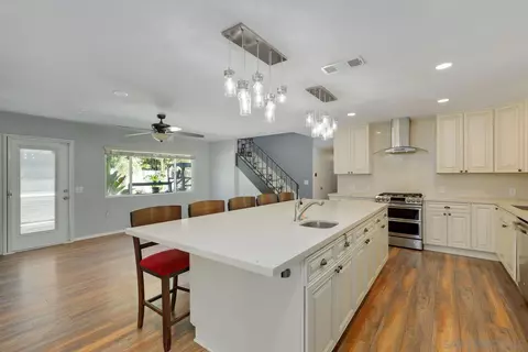 672 Crescent Ln, Vista, CA 92084 photo 8