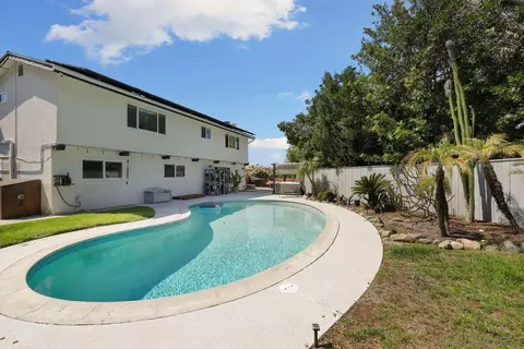 672 Crescent Ln, Vista, CA 92084 photo 25