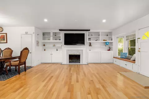 15027 Hesby St, Sherman Oaks, CA 91403