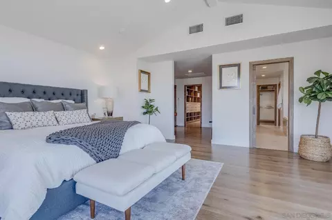 7585 Hillside Dr, La Jolla, CA 92037 photo 56