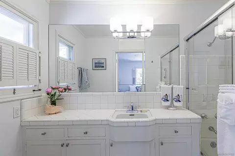 7955 Roseland Dr, La Jolla, CA 92037 photo 11