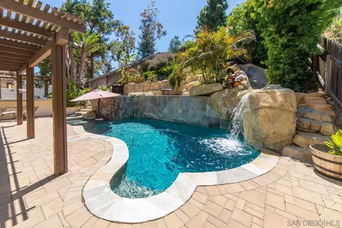 1690 Mountain Pass Cir, Vista, CA 92081