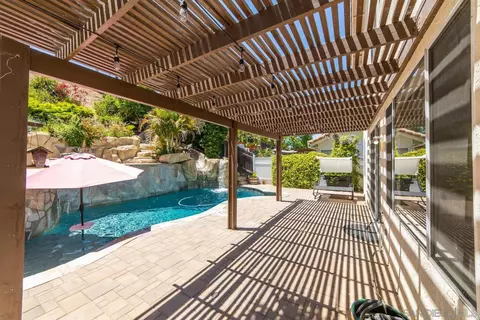 1690 Mountain Pass Cir, Vista, CA 92081 photo 5