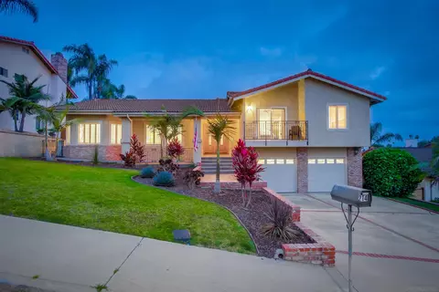 214 Hawthorne Cir, Vista, CA 92083