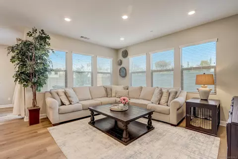 2305 Zeus Ct, Spring Valley, CA 91977 photo 2