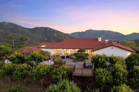3831 Silverleaf Ln, Vista, CA 92084 photo 3