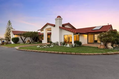 3831 Silverleaf Ln, Vista, CA 92084 photo 2