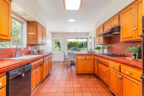 5855 Cactus Way, La Jolla, CA 92037 photo 8