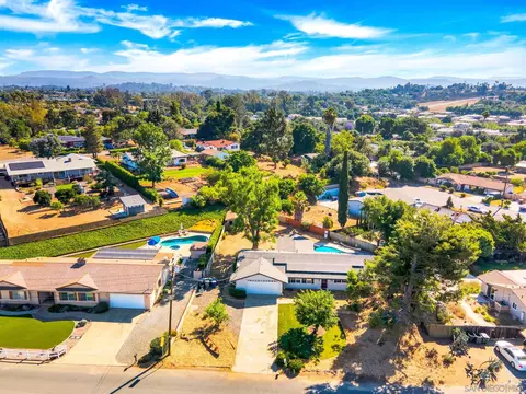 966 Park Dr, Escondido, CA 92029 photo 2