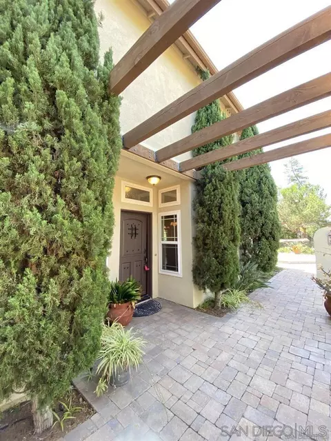 642 Cantara Ln, Vista, CA 92081 photo 2