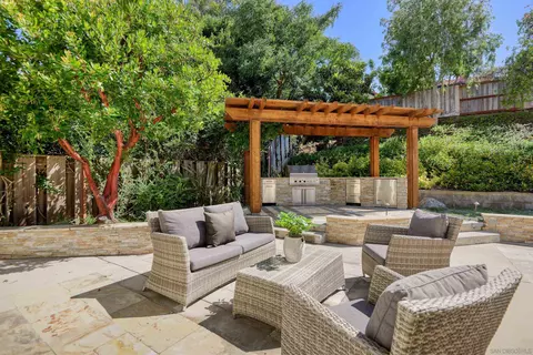 8685 Cliffridge Ave, La Jolla, CA 92037 photo 4