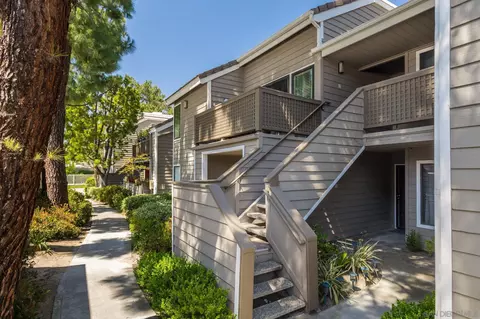 1059 Shadowridge Dr #12, Vista, CA 92081