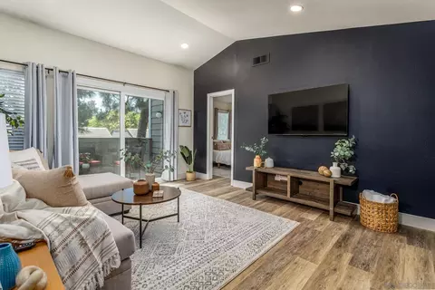 1059 Shadowridge Dr #12, Vista, CA 92081 photo 4