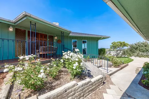 1070 Barsby St, Vista, CA 92084 photo 2