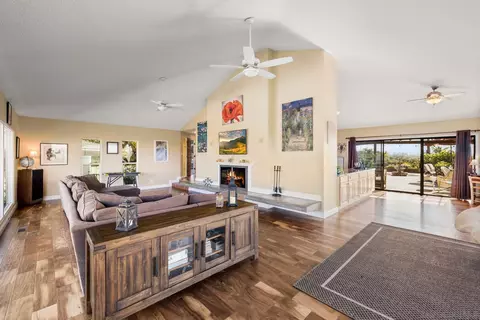 1070 Barsby St, Vista, CA 92084 photo 11