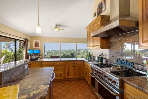 1070 Barsby St, Vista, CA 92084 photo 23