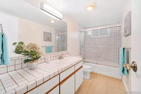 Bath - 914 Agate St #E, San Diego, CA 92109 photo 2 of 2