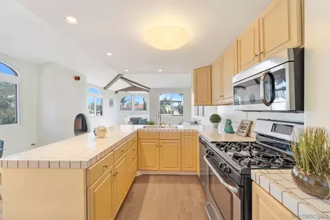 Kitchen - 914 Agate St #E, San Diego, CA 92109 photo 2 of 4