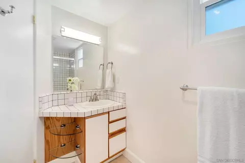 Bath - 914 Agate St #E, San Diego, CA 92109 photo 1 of 2