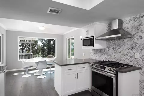 9976 Grandview Dr, La Mesa, CA 91941 photo 21