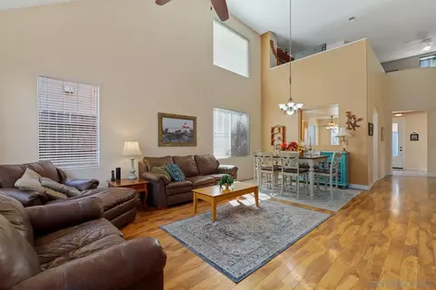 554 Poets Sq, Fallbrook, CA 92028 photo 2