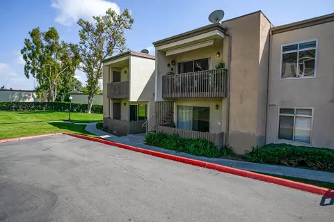 432 Edgehill Ln #14, Oceanside, CA 92054 photo 2